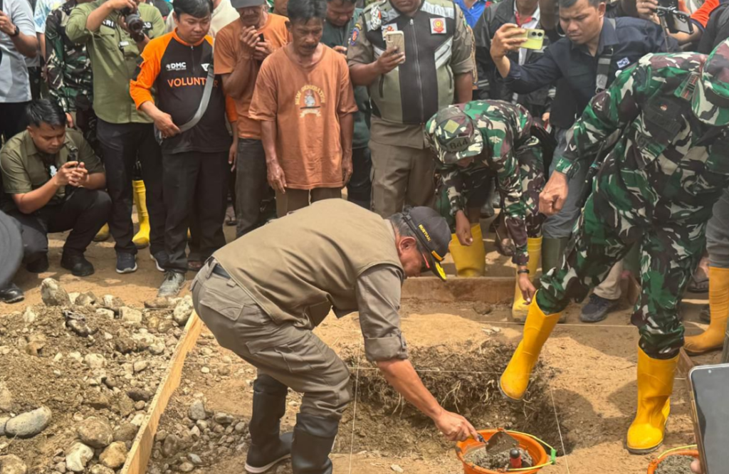 Sekertaris Utama BNPB Rustian berdama dengan Gubernur Sumatera Barat Mahyeldi, melaksanakan peletakan batu pertama untuk Hunian Sementara. Dok: BNPB.