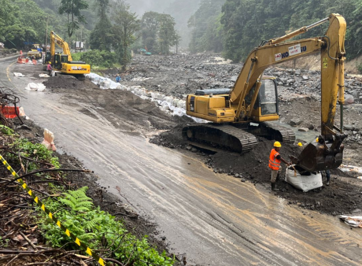 Pekerjaan perbaikan jalan pasca banjir.