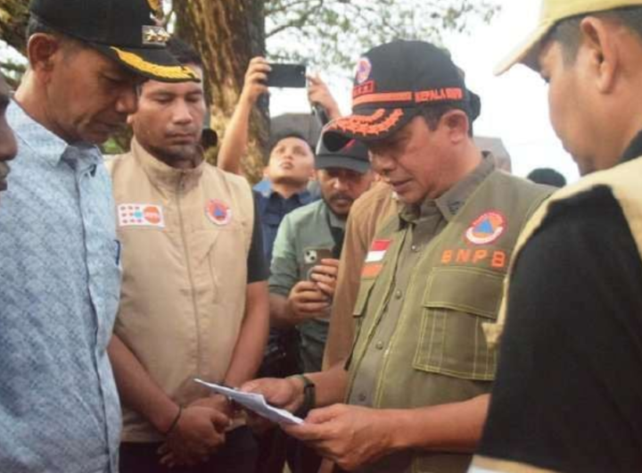 Kepala BNPB Letjen TNI Suharyanto saat melakukan pendampingan penanganan darurat bencana banjir di Kabupaten Aceh Timur.