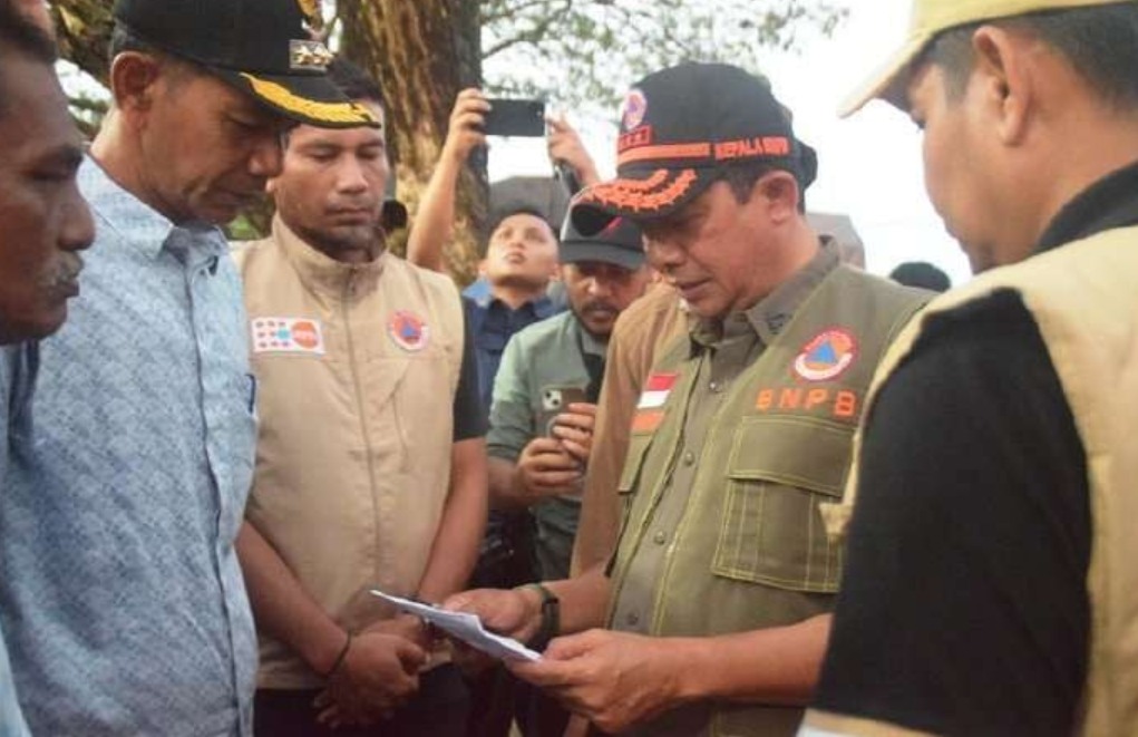 Kepala BNPB Letjen TNI Suharyanto saat melakukan pendampingan penanganan darurat bencana banjir di Kabupaten Aceh Timur.