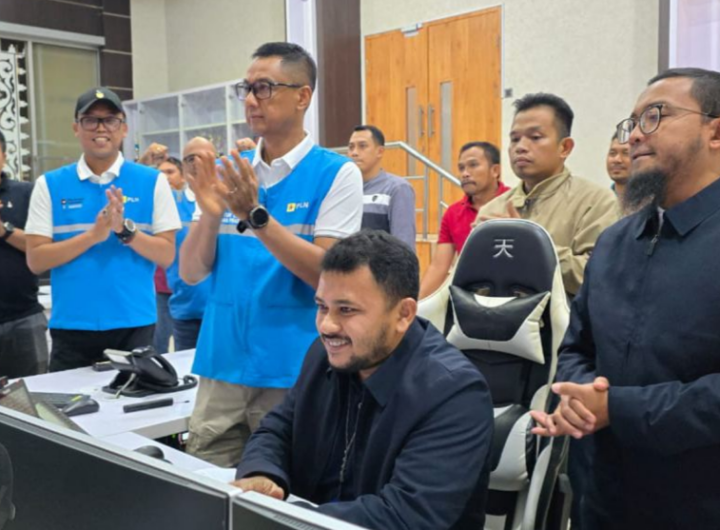 Direktur Utama PLN, Darmawan Prasodjo (ketiga dari kanan).