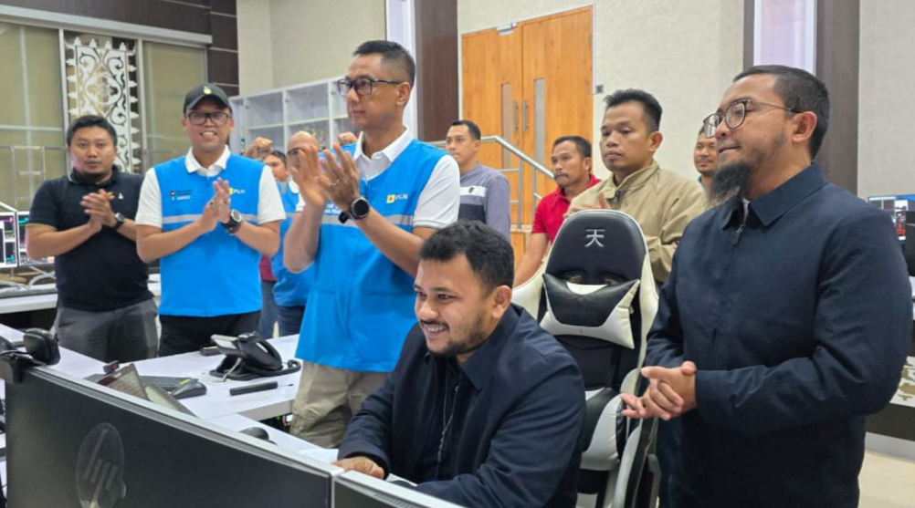 Direktur Utama PLN, Darmawan Prasodjo (ketiga dari kanan).