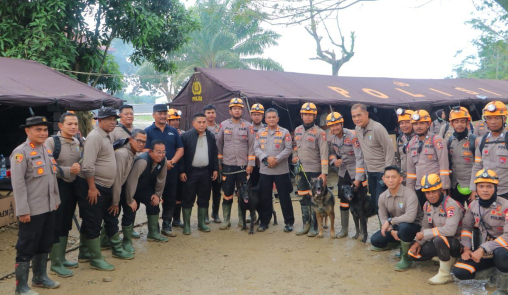 abaharkam Polri bersama jajaran dan personel K-9 meninjau Posko Bencana di Aceh Tamiang, memastikan kesiapan personel serta kelancaran distribusi bantuan logistik bagi warga terdampak bencana.