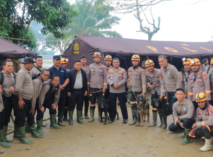 abaharkam Polri bersama jajaran dan personel K-9 meninjau Posko Bencana di Aceh Tamiang, memastikan kesiapan personel serta kelancaran distribusi bantuan logistik bagi warga terdampak bencana.