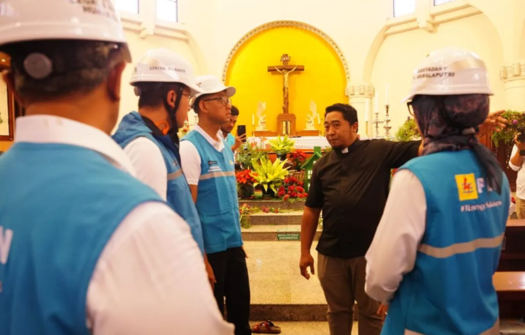 Direktur Utama PT PLN (Persero) Darmawan Prasodjo meninjau Gereja Katedral Semarang.
