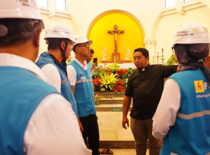 Direktur Utama PT PLN (Persero) Darmawan Prasodjo meninjau Gereja Katedral Semarang.