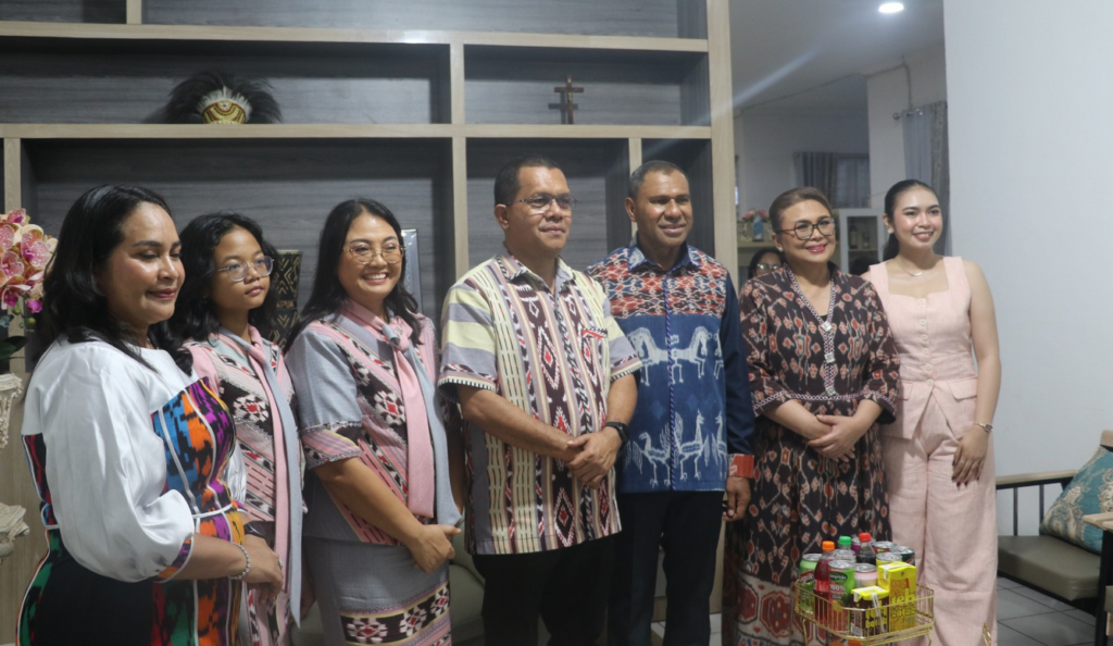 Gubernur NTT Emanuel Melkiades Laka Lena bersama Wakil Gubernur NTT Johni Asadoma berfoto bersama dalam suasana Open House Natal 2025 di Rumah Jabatan Gubernur NTT.