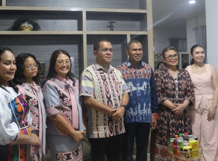 Gubernur NTT Emanuel Melkiades Laka Lena bersama Wakil Gubernur NTT Johni Asadoma berfoto bersama dalam suasana Open House Natal 2025 di Rumah Jabatan Gubernur NTT.