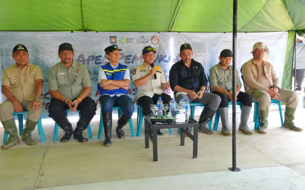 Menteri Dalam Negeri Muhammad Tito Karnavian memimpin Apel Pembukaan Tim Satuan Tugas Kementerian Dalam Negeri (Kemendagri) untuk percepatan aktivasi pemerintahan dan pelayanan publik pascabencana Aceh di Kompleks Perkantoran Kabupaten Aceh Tamiang, Aceh, Senin (5/1/2026).