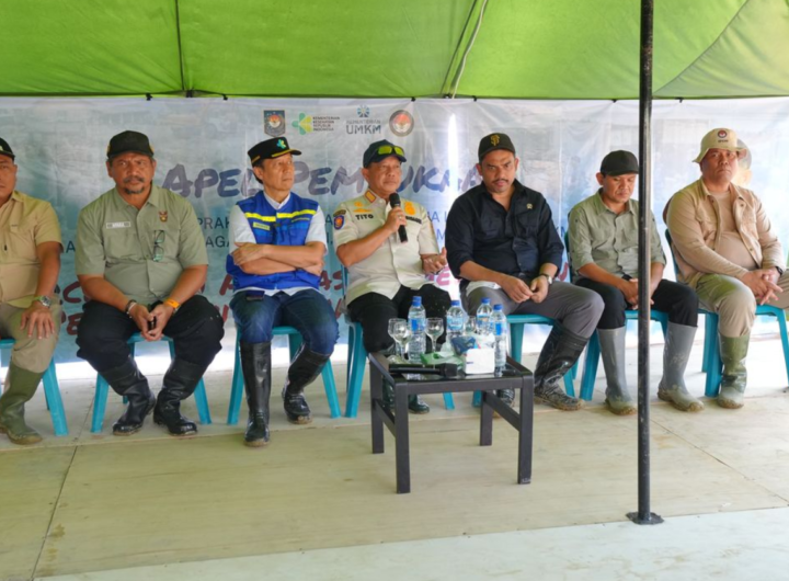 Menteri Dalam Negeri Muhammad Tito Karnavian memimpin Apel Pembukaan Tim Satuan Tugas Kementerian Dalam Negeri (Kemendagri) untuk percepatan aktivasi pemerintahan dan pelayanan publik pascabencana Aceh di Kompleks Perkantoran Kabupaten Aceh Tamiang, Aceh, Senin (5/1/2026).