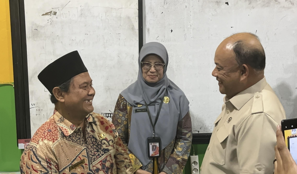 Kepala Badan Gizi Nasional (BGN), Dadan Hindayana saat mengunjungi SDN 01 Kalibaru, Cilincing, Jakarta Utara. Dok: Istimewa.