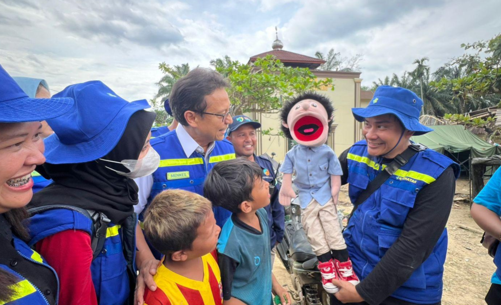 Menteri Kesehatan RI, Budi Gunadi Sadikin saat meninjau korban bencana. Dok: Kemenkes.