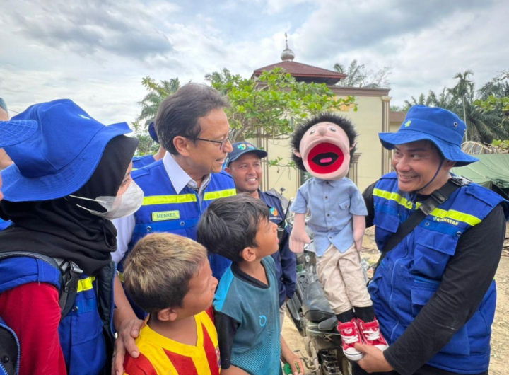 Menteri Kesehatan RI, Budi Gunadi Sadikin saat meninjau korban bencana. Dok: Kemenkes.