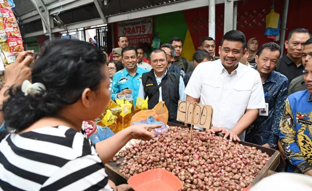 Gubernur Sumut Bobby Afif Nasution melakukan sidak pasar untuk menjaga stabilitas harga bahan pangan di Pasar Sukaramai Medan. Dok: Istimewa.