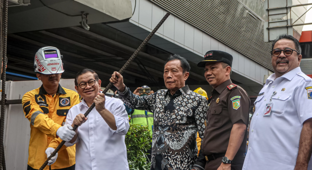 Gubernur DKI Jakarta Pramono Anung bersama Gubernur DKI ke-12 Sutiyoso dan Wakil Gubernur Rano Karno menyaksikan pembongkaran tiang monorel mangkrak di Jalan H.R. Rasuna Said, Jakarta. Dok: Istimewa.