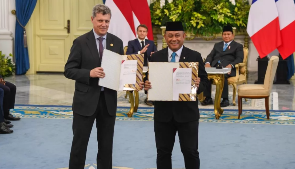 Kepala BGN, Dadan Hindayana (kanan) dan CEO Danone, Antoine Bernard de Saint Affrique. Dok: Istimewa.