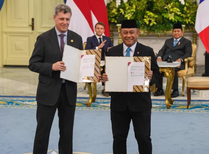 Kepala BGN, Dadan Hindayana (kanan) dan CEO Danone, Antoine Bernard de Saint Affrique. Dok: Istimewa.