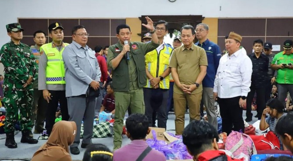 Kepala Badan Nasional Penanggulangan Bencana (BNPB) Letjen TNI Suharyanto turun langsung meninjau Posko Pengungsi banjir yang berlokasi di Aula Gedung DPRD Kudus. Dok: Istimewa.