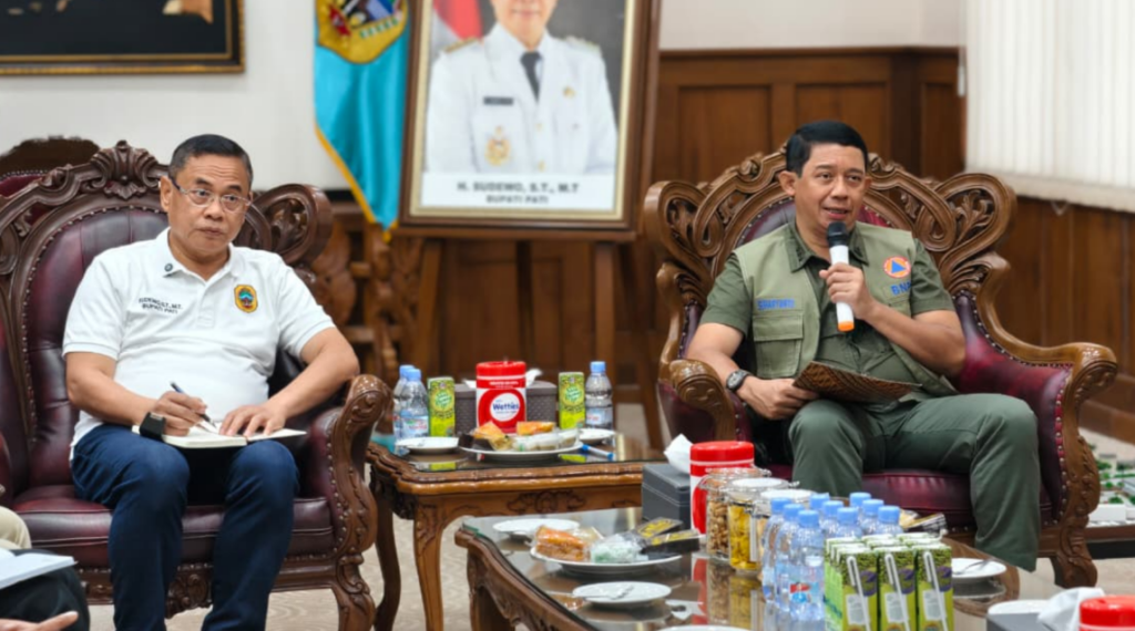 Kepala BNPB Letjen TNI Dr. Suharyanto (kanan) saat berkoordinasi langsung di Pendopo Kabupaten Pati. Dok: Istimewa.