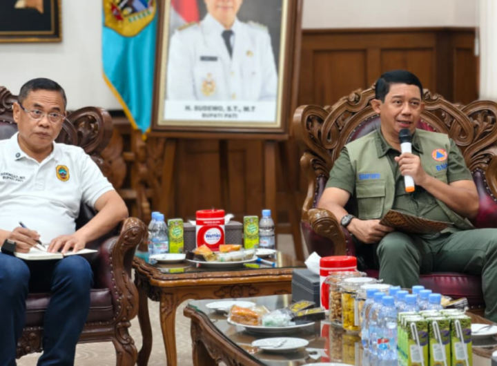 Kepala BNPB Letjen TNI Dr. Suharyanto (kanan) saat berkoordinasi langsung di Pendopo Kabupaten Pati. Dok: Istimewa.