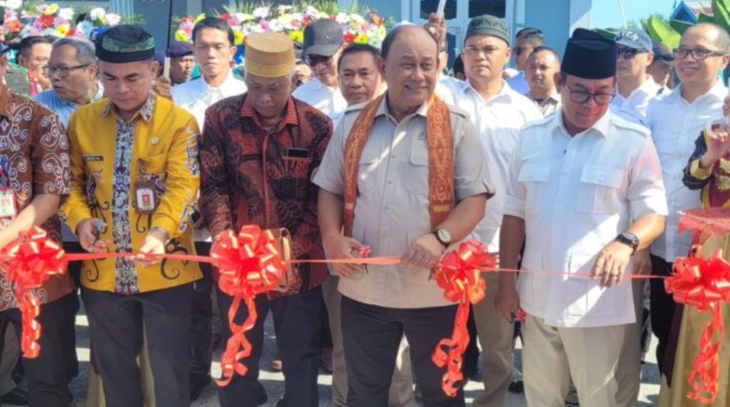 Kepala BGN Dadan Hindayana memotong pita pertanda beroperasinya SPPG Tanjung Karang, Kecamatan Sebatik Timur, Kabupaten Nunukan, Provinsi Kalimantan Utara. Dok: Istimewa.