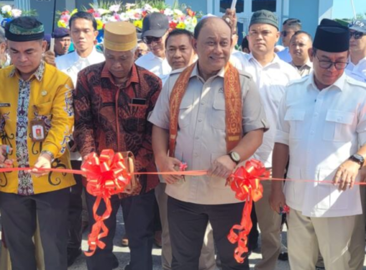 Kepala BGN Dadan Hindayana memotong pita pertanda beroperasinya SPPG Tanjung Karang, Kecamatan Sebatik Timur, Kabupaten Nunukan, Provinsi Kalimantan Utara. Dok: Istimewa.
