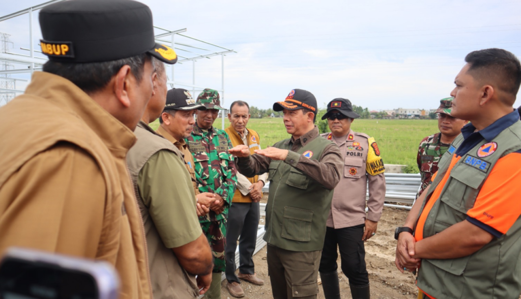 Kepala BNPB Letjen TNI Dr. Suharyanto, turun langsung pastikan percepatan Huntara. Dok: Istimewa.