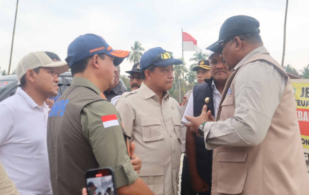 Kepala BNPB Letjen TNI Dr. Suharyanto bersama Menteri Dalam Negeri Muhammad Tito Karnavian mengunjungi lokasi terdampak bencana di Provinsi Aceh. Dok: Istimewa.