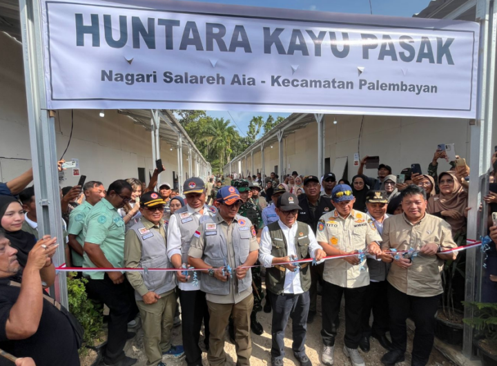 Kepala BNPB dampingi Menko PMK dan Mendagri dalam simbolis peresmian Hunian Sementara yang terletak di Lapangan SDN 05 Kayu Pasa, Kecamatan Palembayan, Kabupaten Agam, Sumatra Barat. Dok: Istimewa.