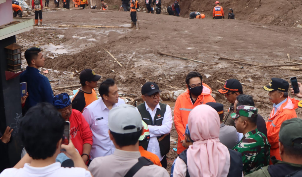 Kepala BNPB Letjen TNI Dr. Suharyanto memimpin langsung penanganan bencana longsor di Desa Pasir Langu, Bandung Barat. Dok: Istimewa.