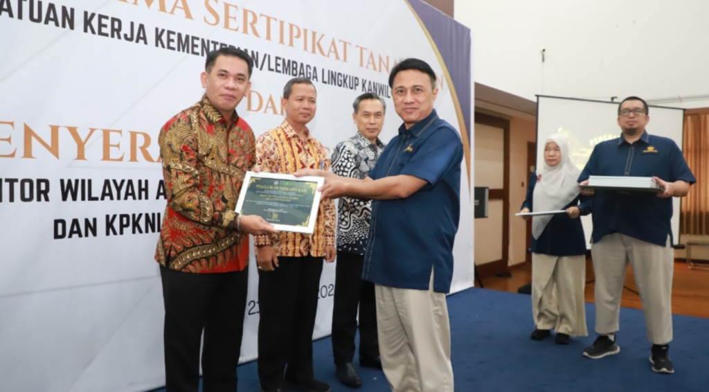 Kepala Kanwil BPN Banten, Harison Mocodompis menyerahkan Sertipikat Secara Simbolis. Dok: Istimewa.
