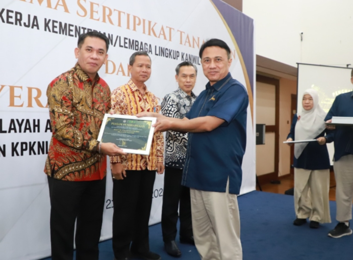 Kepala Kanwil BPN Banten, Harison Mocodompis menyerahkan Sertipikat Secara Simbolis. Dok: Istimewa.
