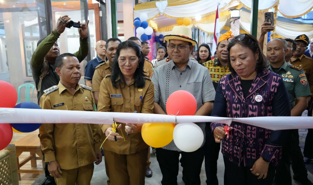 Gubernur Nusa Tenggara Timur, Emanuel Melkiades Laka Lena, meresmikan Gerai NTT Mart by Dekranasda Kabupaten Ngada. Dok: Istimewa.