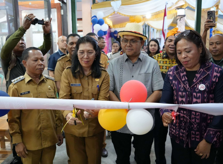 Gubernur Nusa Tenggara Timur, Emanuel Melkiades Laka Lena, meresmikan Gerai NTT Mart by Dekranasda Kabupaten Ngada. Dok: Istimewa.