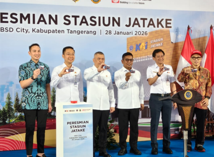 Menteri Perhubungan Republik Indonesia Dudy Purwagandhi dan Gubernur Provinsi Banten Andra Soni meresmikan Stasiun Kereta Api Jatake. Dok: Istimewa.