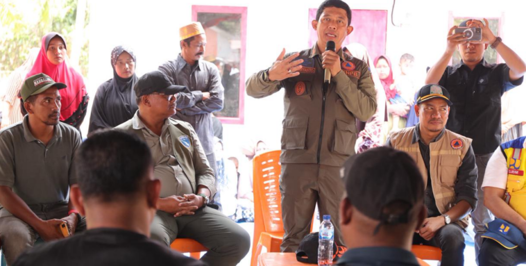 Kepala BNPB Letjen TNI Dr. Suharyanto S.Sos., M.M., (topi rompi hijau), memberikan sambutan dan arahan dalam rangkaian kegiatan penyerahan hunian sementara (huntara) serta Dana Tunggu Hunian (DTH) kepada warga terdampak bencana banjir, Kecamatan Pante Bidari, Kabupaten Aceh Timur, Provinsi Aceh. Dok: Istimewa.