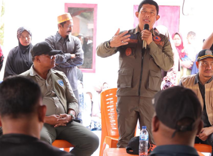 Kepala BNPB Letjen TNI Dr. Suharyanto S.Sos., M.M., (topi rompi hijau), memberikan sambutan dan arahan dalam rangkaian kegiatan penyerahan hunian sementara (huntara) serta Dana Tunggu Hunian (DTH) kepada warga terdampak bencana banjir, Kecamatan Pante Bidari, Kabupaten Aceh Timur, Provinsi Aceh. Dok: Istimewa.