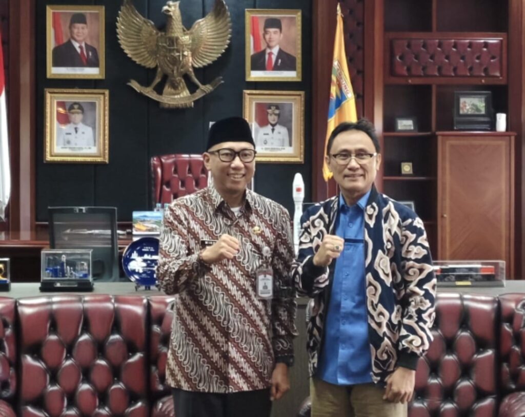 Sestama BPJPH Muhammad Aqil Irham (kanan) bersama Gubernur Lampung Rahmat Mirzani Djausal. Dok. BPJPH.