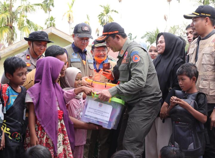 Kepala BNPB Letjen TNI Dr. Suharyanto S.Sos., M.M., (topi rompi hijau) berinteraksi dan memberikan bingkisan hadiah kepada siswa SDN Blang Seunong di Desa Meunasah, Kecamatan Pante Bidari, Kabupaten Aceh Timur, Provinsi Aceh. Dok: Istimewa.