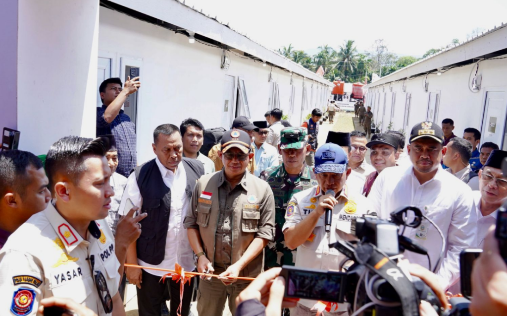 Kepala BNPB Letjen TNI Dr. Suharyanto bersama Menteri Dalam Negeri Tito Karnavian meresmikan secara simbolis Hunian Sementara (Huntara) di Desa Simarpinggan, Kecamatan Angkola Selatan, Kabupaten Tapanuli Selatan. Dok: Istimewa.