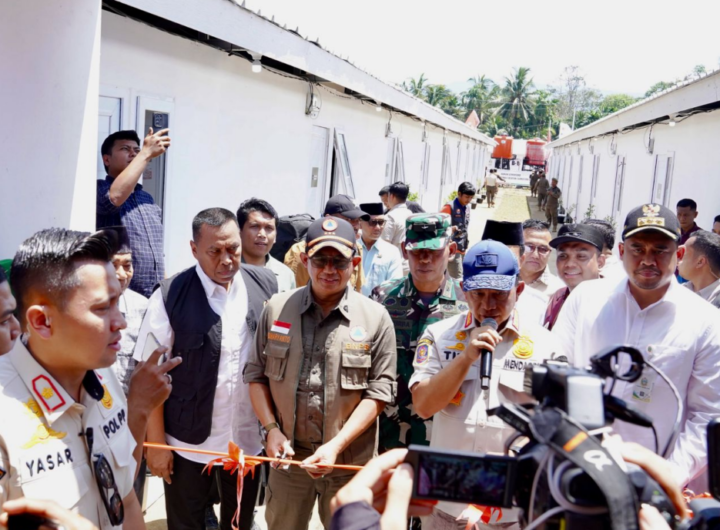 Kepala BNPB Letjen TNI Dr. Suharyanto bersama Menteri Dalam Negeri Tito Karnavian meresmikan secara simbolis Hunian Sementara (Huntara) di Desa Simarpinggan, Kecamatan Angkola Selatan, Kabupaten Tapanuli Selatan. Dok: Istimewa.