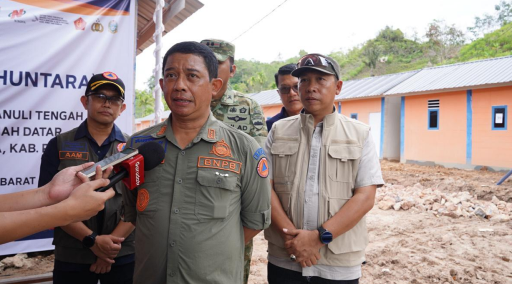 Kepala Badan Nasional Penanggulangan Bencana (BNPB) Letjen TNI Dr. Suharyanto meninjau langsung progres penyelesaian hunian sementara. Dok: Istimewa.