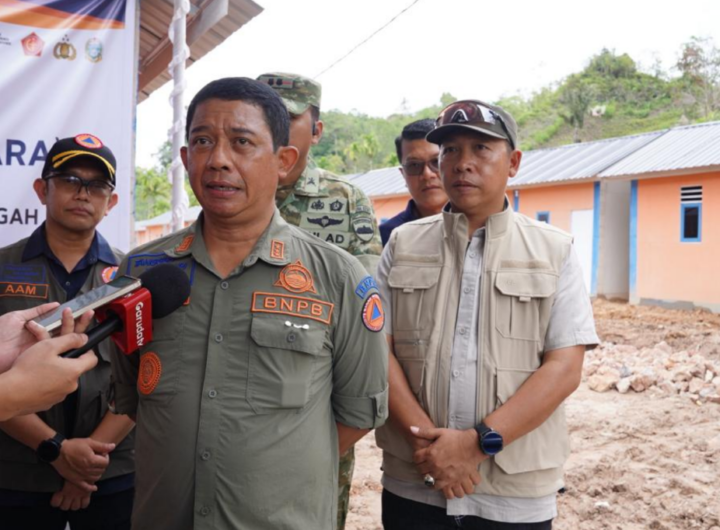 Kepala Badan Nasional Penanggulangan Bencana (BNPB) Letjen TNI Dr. Suharyanto meninjau langsung progres penyelesaian hunian sementara. Dok: Istimewa.
