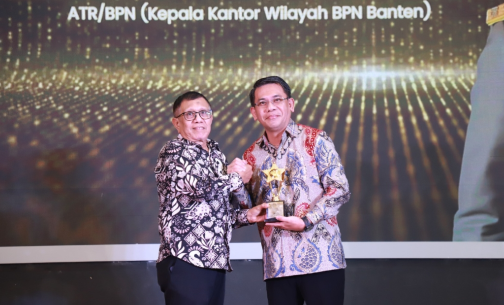 Kepala Kantor Wilayah BPN Provinsi Banten Harison Mocodompis menerima penghargaan Golden Leader 2026 pada perayaan HUT ke-6 Jaringan Media Siber Indonesia (JMSI). Dok: Istimewa.