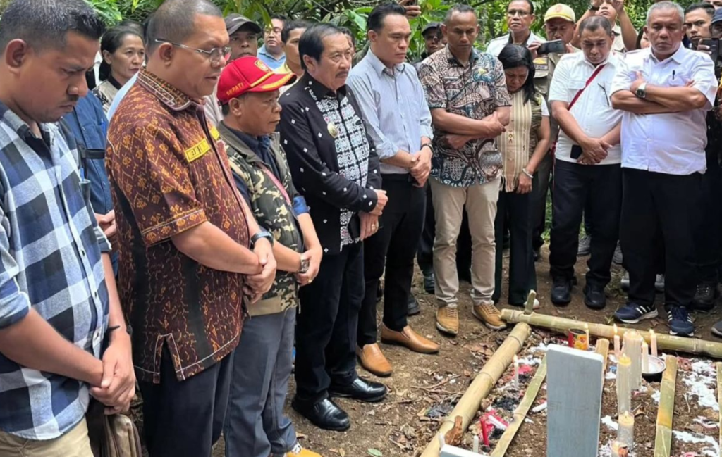Gubernur Nusa Tenggara Timur (NTT) Melki Laka Lena Kunjungi Keluarga Siswa SD Ngada yang Meninggal Bunuh Diri. Dok: Istimewa.