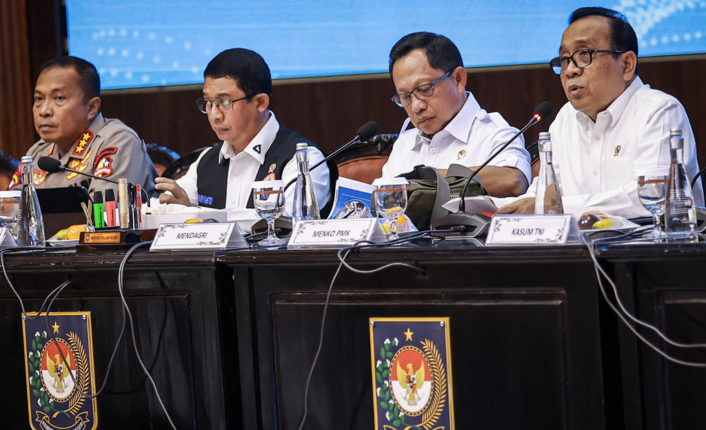 Menteri Koordinator PMK Pratikno bersama Mendagri Tito Karnavian, Kepala BNPB Letjen TNI Suharyanto, dan Komandan Korps Brimob Polri Komjen Pol Ramdani mengikuti konferensi pers percepatan rehabilitasi dan rekonstruksi pascabencana Sumatera di Kantor Kemendagri, Jakarta, Rabu (11/2/2026). Dok: Istimewa.