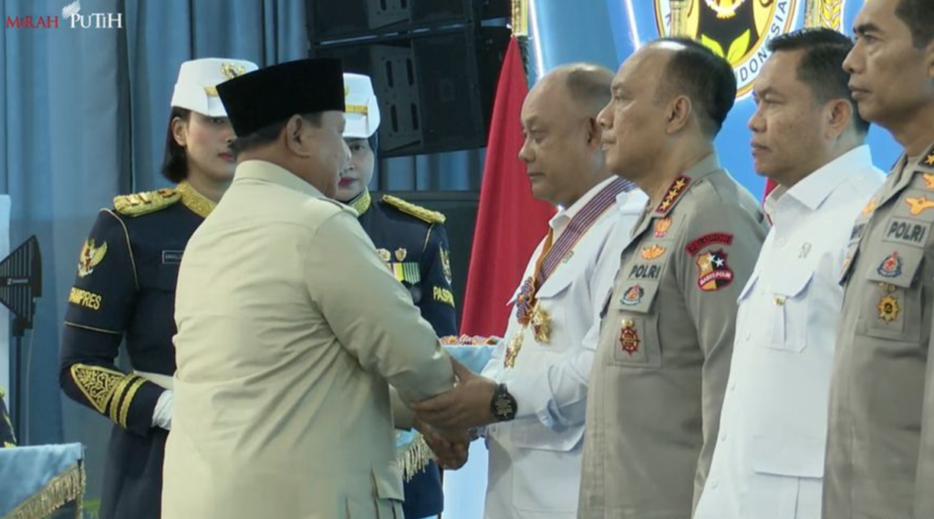 Kepala Badan Gizi Nasional (BGN), Dadan Hindayana, menerima tanda kehormatan Bintang Jasa Utama dari Presiden Prabowo Subianto. Istimewa.