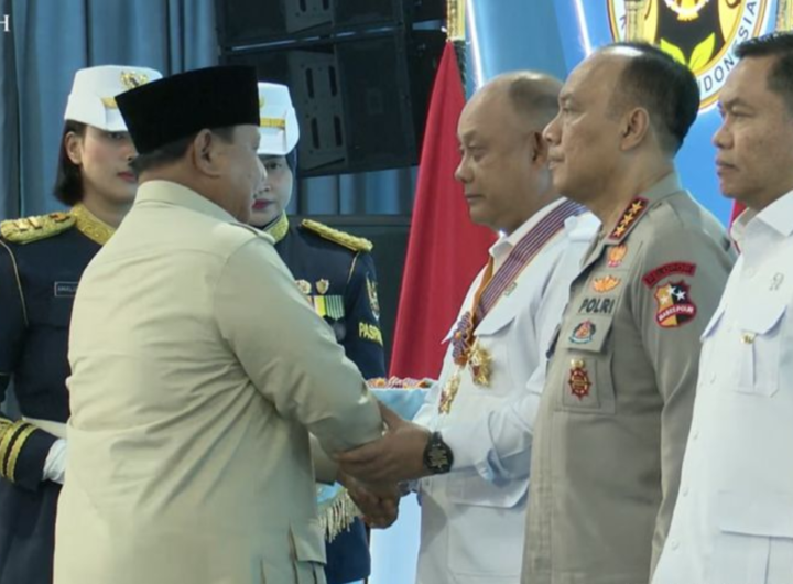 Kepala Badan Gizi Nasional (BGN), Dadan Hindayana, menerima tanda kehormatan Bintang Jasa Utama dari Presiden Prabowo Subianto. Istimewa.
