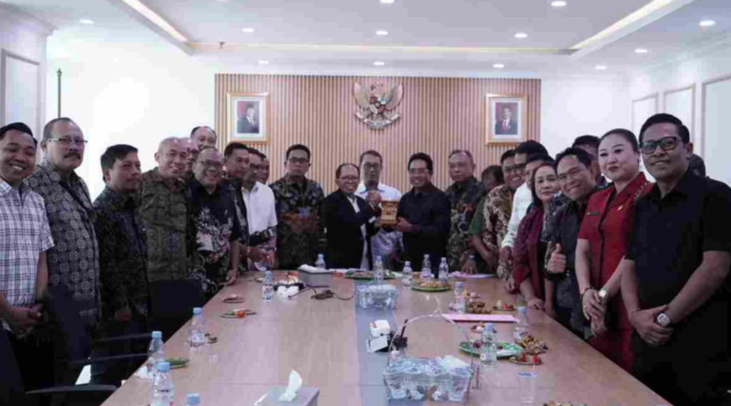 Direktur Jenderal Bimbingan Masyarakat Hindu Kementerian Agama, I Nengah Duija, memimpin langsung pertemuan strategis bersama DPRD Kabupaten Badung. Istimewa.