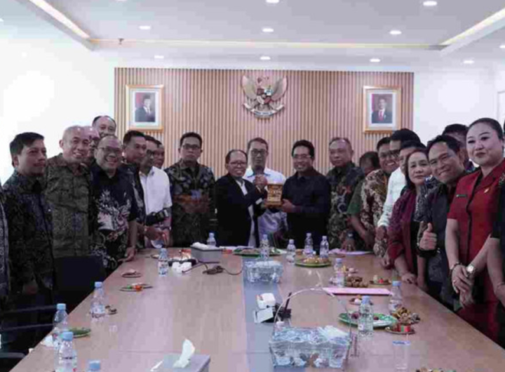 Direktur Jenderal Bimbingan Masyarakat Hindu Kementerian Agama, I Nengah Duija, memimpin langsung pertemuan strategis bersama DPRD Kabupaten Badung. Istimewa.